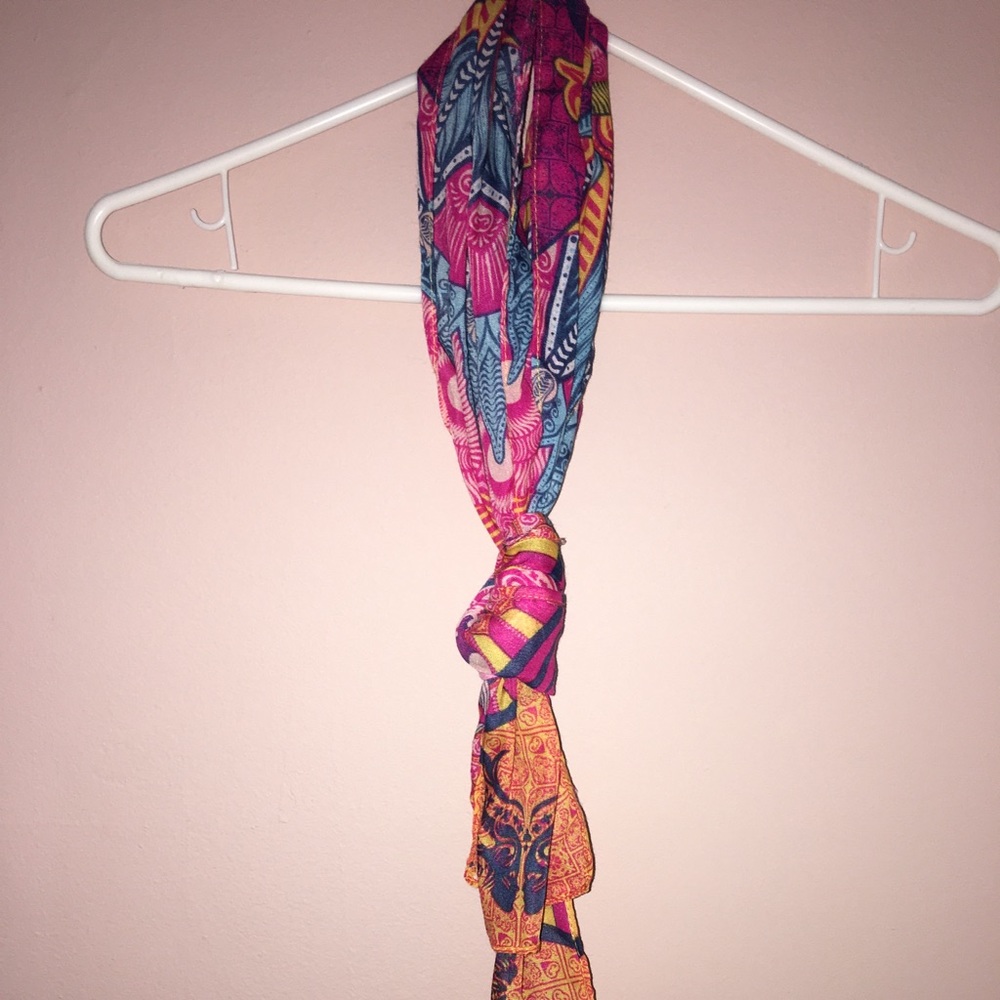 Fun patterned scarf - Picture 4 of 4